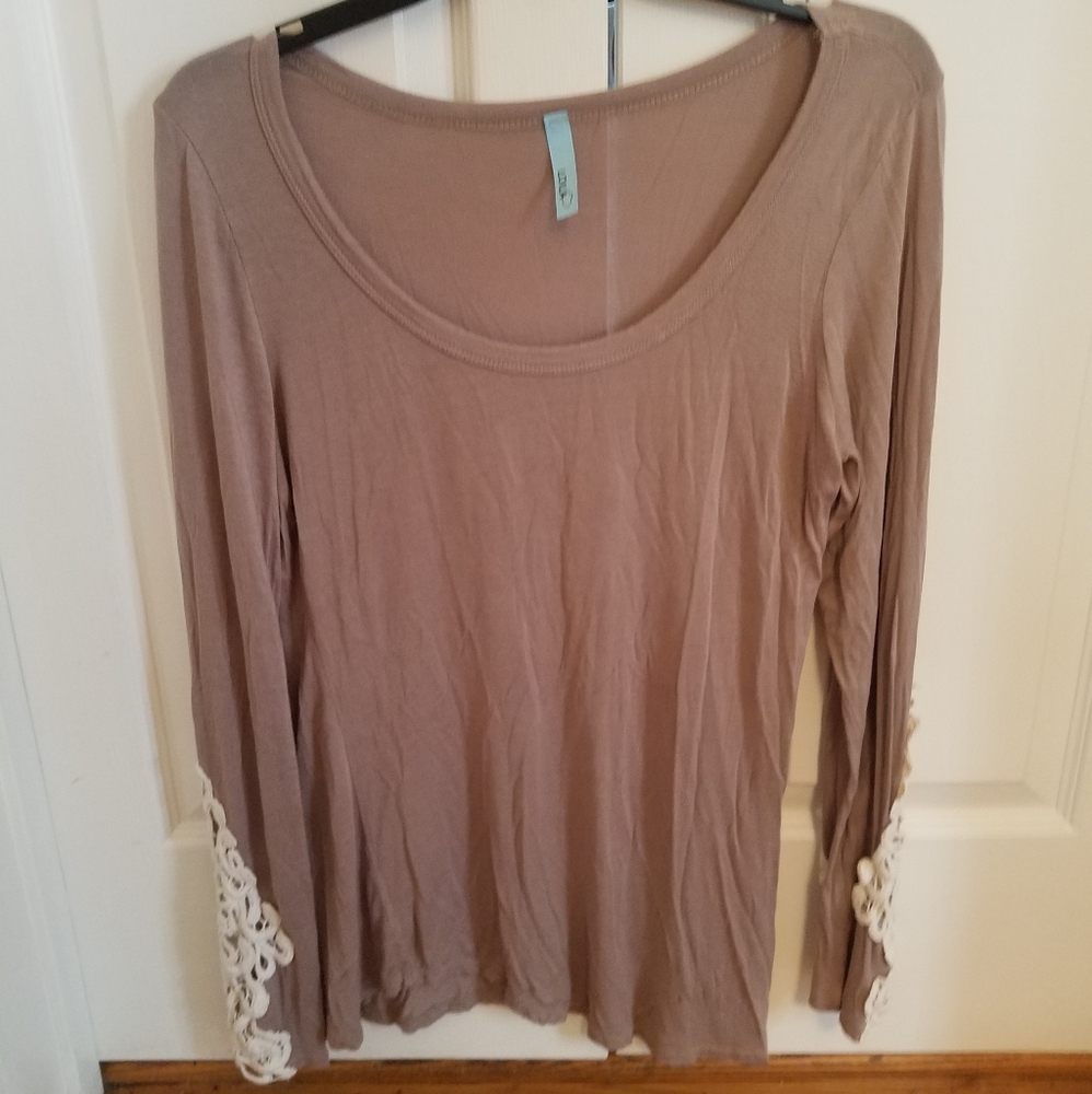 Loila shirt. Lace accents